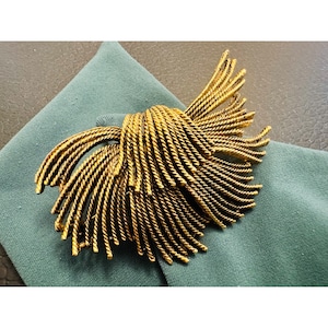 Classic Vintage Gold-Tone Swirl Brooch Pin