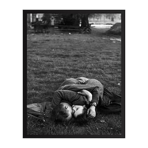 Fotografía vintage - Arte mural retro - Pósters románticos - Soldado estadounidense besando a su novia inglesa en el césped de Hyde Park, 1945