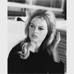 May include: Black and white portrait of a woman with blonde hair and a red headband. The image includes the text "20X25 cm / 40X50 cm" and "8X10" / 16X20". The woman is wearing a black top.
