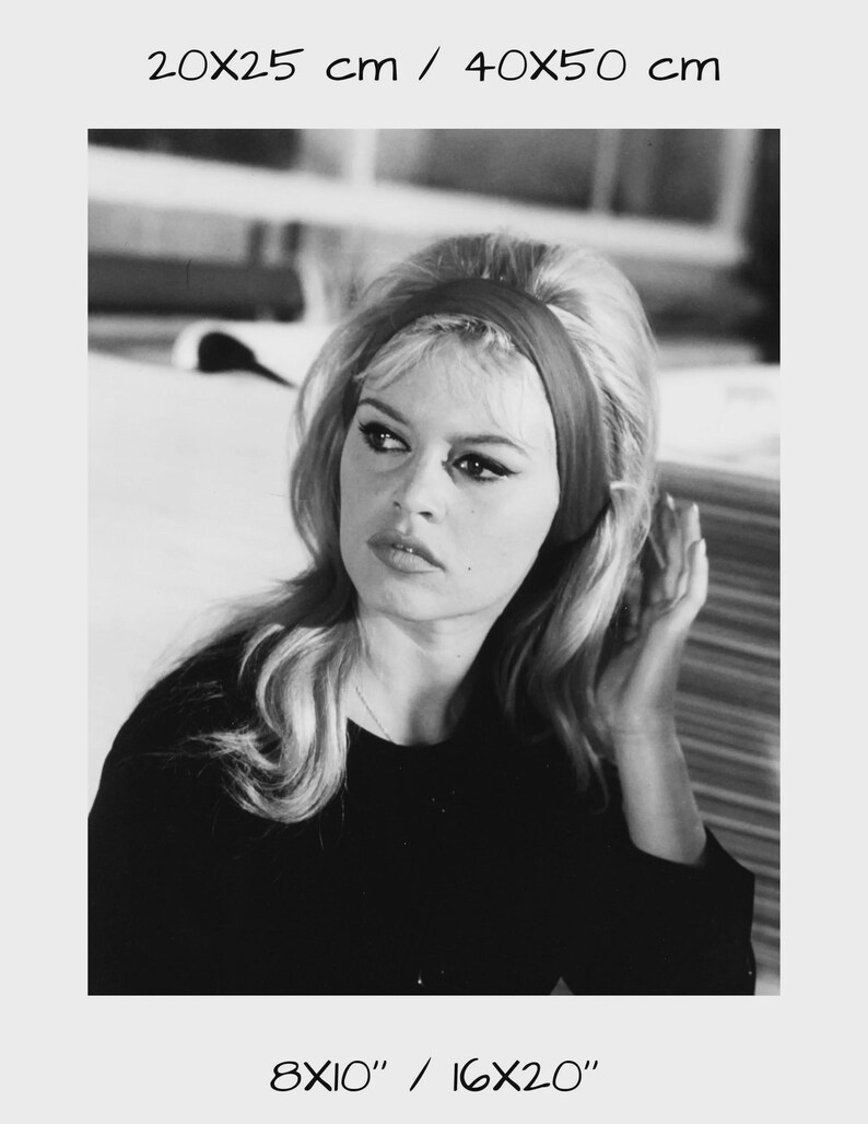May include: Black and white portrait of a woman with blonde hair and a red headband. The image includes the text "20X25 cm / 40X50 cm" and "8X10" / 16X20". The woman is wearing a black top.
