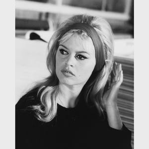May include: Black and white photograph of a woman with blonde hair wearing a dark top and a red headband. The image includes the text "30x40 cm / 60x80 cm" and "12x16" / 24x32".