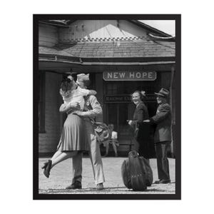 Fotografía antigua - Arte mural retro - Pósteres románticos - Una mujer levanta los pies mientras abraza a un soldado estadounidense en la estación de tren, 1945