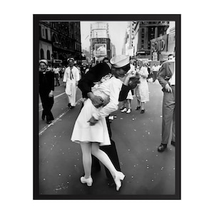 Vintage Photography - Retro Wall Art - Romantic Posters - Kiss in Times Square