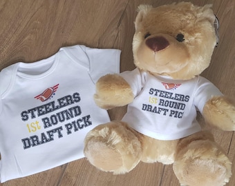 Amerikansk fotboll "1:a rundans draftval" matchande nallebjörn och t-shirt eller bodysuit-set