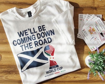 Schottland WM 2026 ""Wir kommen"" Fußball Fan T-Shirt in Herren-, Damen- und Kindergrößen."
