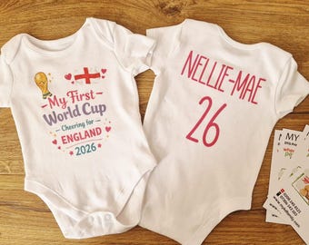 Personlig England-fotbollsoutfit för babyn – Min första VM 2026 babybody – Fotbollsfan-babygrow – Fotbollspresent till babyflicka