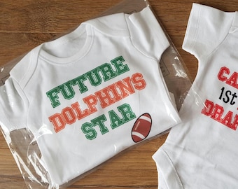 Personlig bodysuit med amerikansk fotbollsmotiv "Framtidsstjärna"