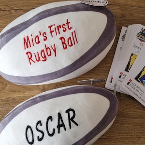 Knuffel rugbybal Gepersonaliseerde geborduurde mompelknuffel