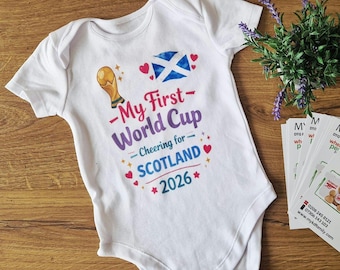 Spersonalizowany strój piłkarski dla dziecka ze Szkocji – Moje pierwsze body na Mistrzostwa Świata 2026 – Piłeczka dla fanki piłki nożnej – Prezent dla dziewczynki z okazji Mistrzostw Świata w piłce nożnej