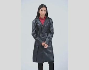 Casaco longo feminino preto com botões frontais, confeccionado artesanalmente em couro de cordeiro.