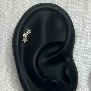 Pendientes de botón con forma de estrella en plata de ley 925 bañados en oro de 18 quilates. Ideales para cartílago, lóbulo y perforaciones múltiples.