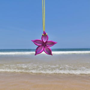 Large two-tone flower necklace in polymer clay – Handmade jewelry – Colorful floral pendant – Handmade accessory – Women&#39;s gift