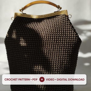 Puede incluir: Un bolso de ganchillo en negro y bronce con un patrón texturizado, un marco de metal dorado con grabados intrincados y un asa curva de color ámbar. La imagen incluye el texto: CROCHET PATTERN • PDF + VIDEO • DIGITAL DOWNLOAD.