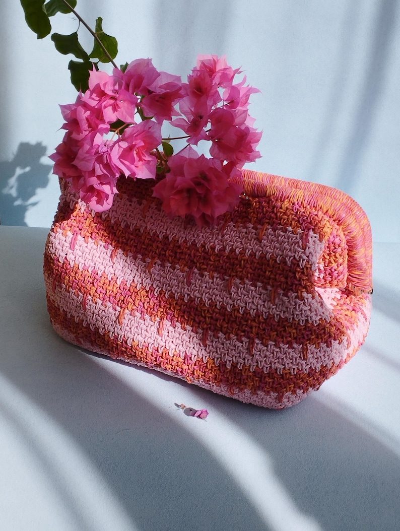Patrón PDF para bolso de rafia a crochet con videotutorial, bolso con estructura metálica, bolso de hombro de verano DIY, bolso de mano DIY, descarga digital imagen 4