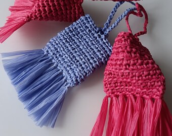 Raffia-Taschenanhänger, handgefertigter Quasten-Taschenanhänger, gewebtes Sommer-Taschenaccessoire, individuell farblich anpassbarer Tragetaschenanhänger, Boho-Raffia-Handtaschenverzierung