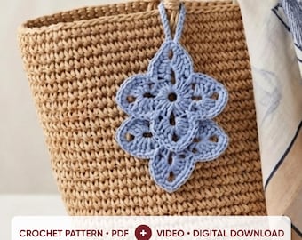 Häkelanleitung für einen Schlüsselanhänger mit Blumenmotiv (PDF + Video-Tutorial), Bast-Taschenanhänger zum digitalen Download, kleines Häkelaccessoire zum Selbermachen