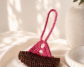 Handgefertigter Taschenanhänger aus Bast in Bootsform, gewebter Schlüsselanhänger im maritimen Stil, individuell gestaltbarer Taschenanhänger, sommerliches Accessoire im Küstenstil, personalisiertes Geschenk für Sie