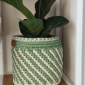 crochet plant pot cover, handmade plant basket, crochet plant holder, indoor plant decor, crochet storage, plant basket with wooden feet