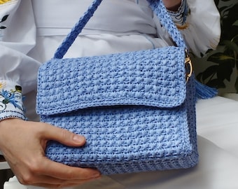 Handgefertigte Bast-Schultertasche, leichte gehäkelte Sommerhandtasche, individuell farblich gefütterte Tasche mit Magnetverschluss