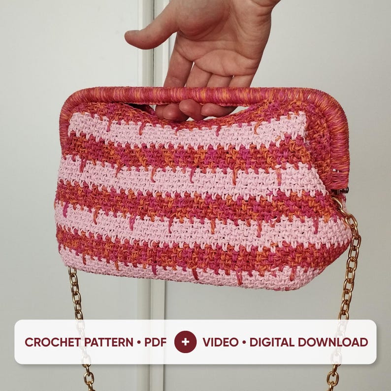 Puede incluir: Un bolso de mano rectangular de ganchillo con rayas horizontales en tonos rosa claro, rosa brillante y naranja. El bolso tiene un asa superior r&iacute;gida envuelta y una correa de cadena de metal dorado. El texto dice: CROCHET PATTERN &bull; PDF + VIDEO &bull; DIGITAL DOWNLOAD.