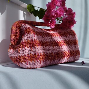 Patrón PDF para bolso de rafia a crochet con videotutorial, bolso con estructura metálica, bolso de hombro de verano DIY, bolso de mano DIY, descarga digital imagen 2
