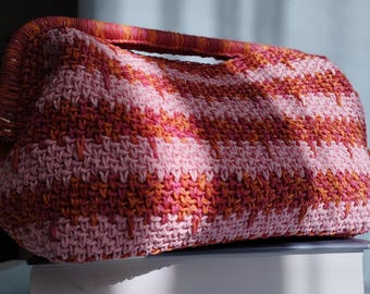 Handgefertigte Tasche mit Raffiarahmen, gehäkelte Clutch mit Metallverschluss, gefütterte Sommer-Schultertasche mit Kettenriemen