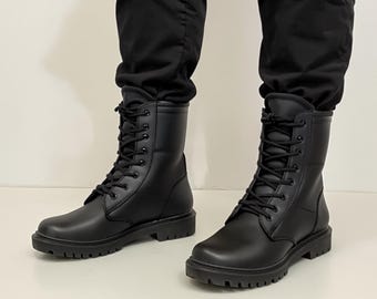 Botas tácticas de cuero negro / Calzado de combate resistente con cordones para trabajo al aire libre, senderismo y supervivencia. Equipo militar duradero.