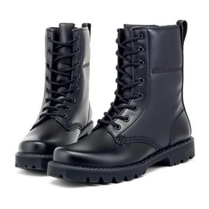 Puede incluir: Un par de botas de combate de cuero negro con cordones. Las botas tienen una puntera redondeada, una suela gruesa y con dibujo, y una leng&uuml;eta en la parte superior de la ca&ntilde;a. Las botas miden unos 20 cm de altura.