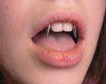 Fake Vampire Fangs Smiley Lip Ring, Gothic Horseshoe Piercing, Alternative Cosplay Jewelry