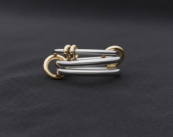 Anillo bicolor: chapado en oro de 18 quilates y plata de ley.