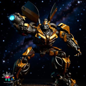 Peut inclure: Image détaillée d'un robot jaune et noir, armé d'une arme lumineuse bleue, sur fond étoilé. Le robot, aux détails mécaniques complexes, est en pleine action, suggérant puissance et mouvement.