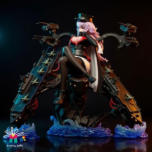 Puede incluir: Figura de estilo anime de una mujer con uniforme militar, sentada sobre una compleja estructura mecánica. La figura tiene pelo rosa, un uniforme negro y rojo y una capa blanca. La base presenta efectos de agua azul estilizados.