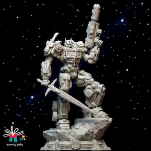 Puede incluir: Figura detallada en blanco roto de un guerrero robot, sosteniendo un bláster y una espada. El robot está sobre una base rocosa con el logo de los Autobots, sobre un fondo estrellado. La figura es muy detallada.