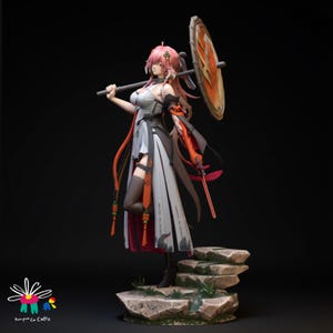 Op de afbeelding: Gedetailleerd beeldje van een personage met roze haar, gekleed in een witte en grijze jurk met oranje accenten, met een parasol. Het beeldje staat op een stenen voet met een donkere achtergrond. Het beeldje is van Sunpure Co Crafts.