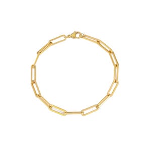 Può includere: Un braccialetto a catena a clip di carta color oro. Il braccialetto presenta una serie di maglie rettangolari collegate estremità a estremità, formando un anello continuo. La chiusura è visibile nella parte superiore, che fissa il braccialetto.
