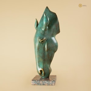 Gepatineerd messing paardenkopsculptuur: ruiterkunst op marmeren voet