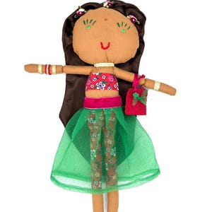 Può includere: Bambola fatta a mano con capelli castani, viso abbronzato e un bindi rosso. La bambola indossa un top rosso e floreale, una gonna verde e porta una borsetta rossa. Le braccia della bambola hanno braccialetti dorati e rossi. La bambola è alta circa 30 cm.