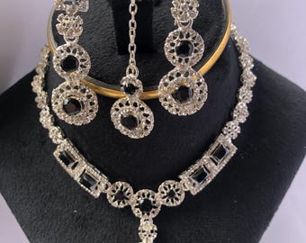 Elegante conjunto de joyas de cristal sintético negro / Collar y pendientes plateados / Regalo de fiesta llamativo para ella / Diseño de circonitas brillantes