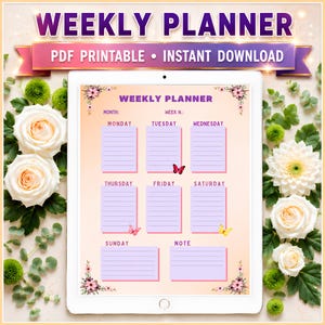 Può includere: Un pianificatore settimanale digitale visualizzato su uno schermo di tablet con sfondo color pesca, testo viola e riquadri a righe color lavanda per ogni giorno della settimana. Il layout include accenti floreali e piccole farfalle.