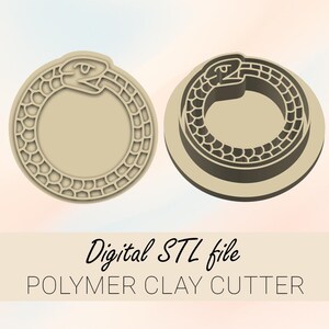 Könnte beinhalten: Zwei Polymer Clay Cutter, einer hellbraun und einer dunkelbraun, mit einem Ouroboros-Design. Die Cutter sind kreisförmig mit einer Schlange, die ihren eigenen Schwanz frisst. Der Text "Digital STL file" und "POLYMER CLAY CUTTER" befindet sich darunter.