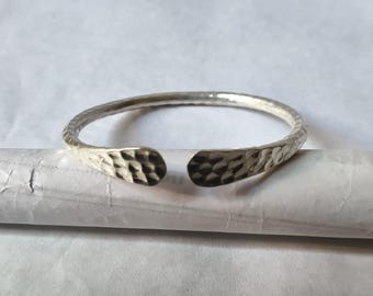 Verstelbare gehamerde sterlingzilveren armband: minimalistische boho-armband, boho-sieraden