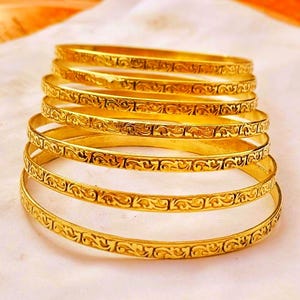 金メッキの刻印入りバングル7個セット、ハンドメイドのインド風パターンバングル｜伝統的な重ね付けできるブレスレット