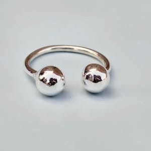 スターリングシルバーのオープンカフリング、ミニマリストダブルボールバンド、調節可能なボヘミアンジュエリー