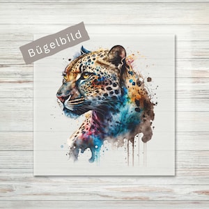 Könnte beinhalten: Aquarellmalerei eines Leopardprofils mit einer lebendigen Mischung aus Farben, darunter Blau, Orange und Braun. Das Kunstwerk hat einen Spritzfarbeneffekt und das Wort "Bügelbild" ist sichtbar.