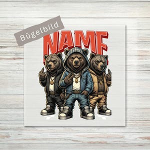Könnte beinhalten: Grafik mit drei Cartoon-Bären in Hip-Hop-Kleidung. Die Bären tragen Jacken, Kapuzenpullover und Goldketten, wobei ein Bär eine Handgeste zeigt. Das Wort "NAME" steht in roten Blockbuchstaben über den Bären.
