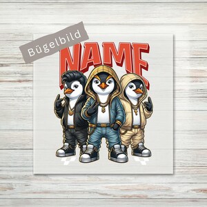 Könnte beinhalten: Grafische Illustration mit drei Cartoon-Pinguinen in Hip-Hop-Kleidung. Die Pinguine tragen Jacken, Kapuzenpullover und Turnschuhe, mit einer Hand erhoben. Das Wort "NAME" wird in roten Blockbuchstaben über ihnen angezeigt.