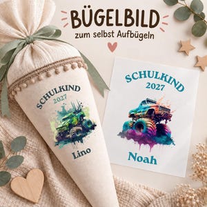 Könnte beinhalten: Ein beigefarbener Stoffkegel mit salbeigrünem Band und Bommelborte, bedruckt mit einem Monstertruck, dem Text SCHULKIND 2027 und dem Namen Lino. Daneben liegt ein weißes Blatt mit Monstertruck-Motiv, SCHULKIND 2027 und dem Namen Noah.