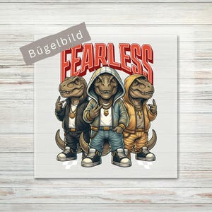 Könnte beinhalten: Grafik mit drei Cartoon-Dinosauriern in Kapuzenpullovern, Jacken und Turnschuhen, mit dem Wort "FEARLESS" in roten Blockbuchstaben. Die Dinosaurier sind in verschiedenen Posen, einer mit einer Handgeste.