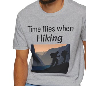 ハイキングタイムフライズTシャツ：アウトドアアドベンチャーTシャツ