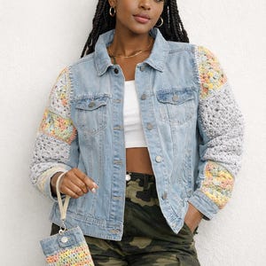 Könnte beinhalten: Eine weiße Keramik-Tasse mit schwarzem Henkel und dem Text "But First, Coffee" in schwarzer, fetter Schrift. Die Tasse hat wahrscheinlich ein Fassungsvermögen von 325-444 ml, ideal für ein Morgengetränk.